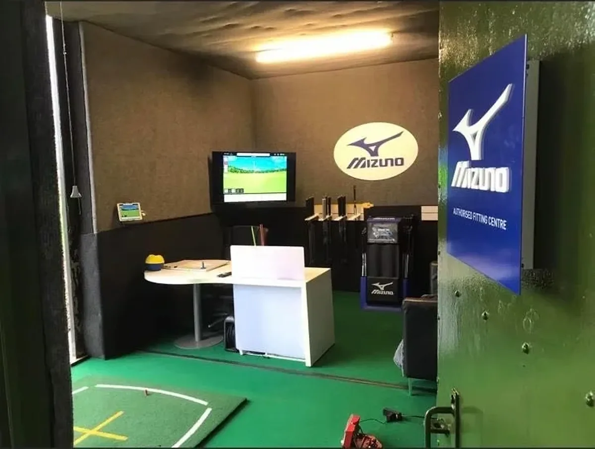 Fitting bay with launch monitor